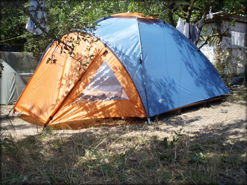 Палаточный лагерь в Крыму на берегу моря. Алушта.